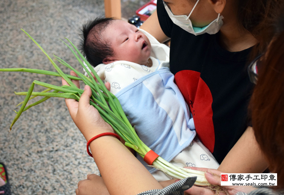 蕭寶寶(台中北區嬰兒寶寶滿月剃頭理髮、免費嬰兒剃胎毛儀式吉祥話)。中國風會場，爸媽寶貝免費穿「日中韓」古裝禮服。專業拍照、DVD光碟、證書。★購買「臍帶章、肚臍章、胎毛筆刷印章」贈送：剃頭、收涎、抓周，三選一。 2015.09.15 照片9